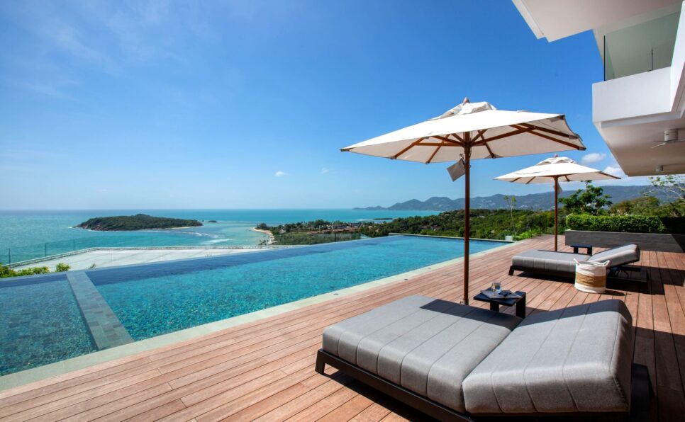 Infinity pool beside deck with lounge chairs, Villa Amylia Emerald, Koh Samui