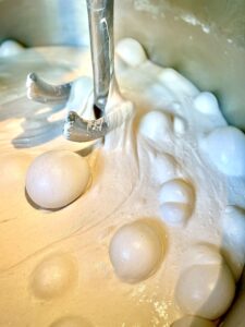Dough kneading machine producing bubbles in dough