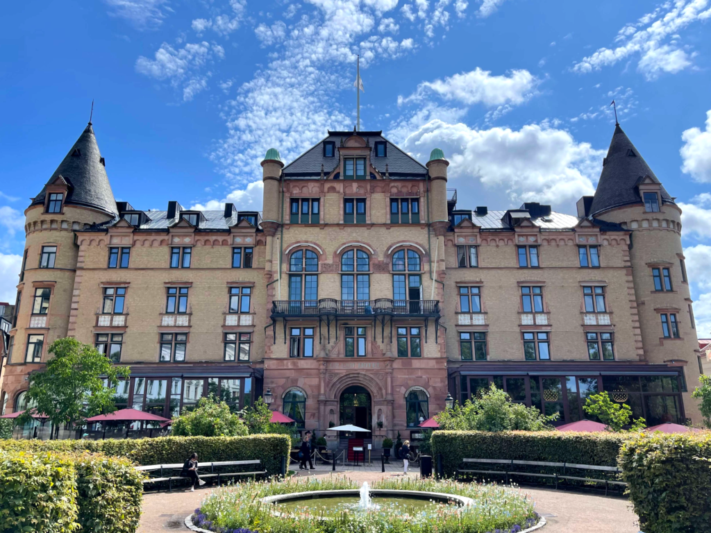 Facade of Grand Hotel Lund with fountain in front