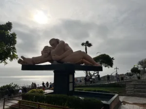 Statue of a couple kissing in an ocean side park.