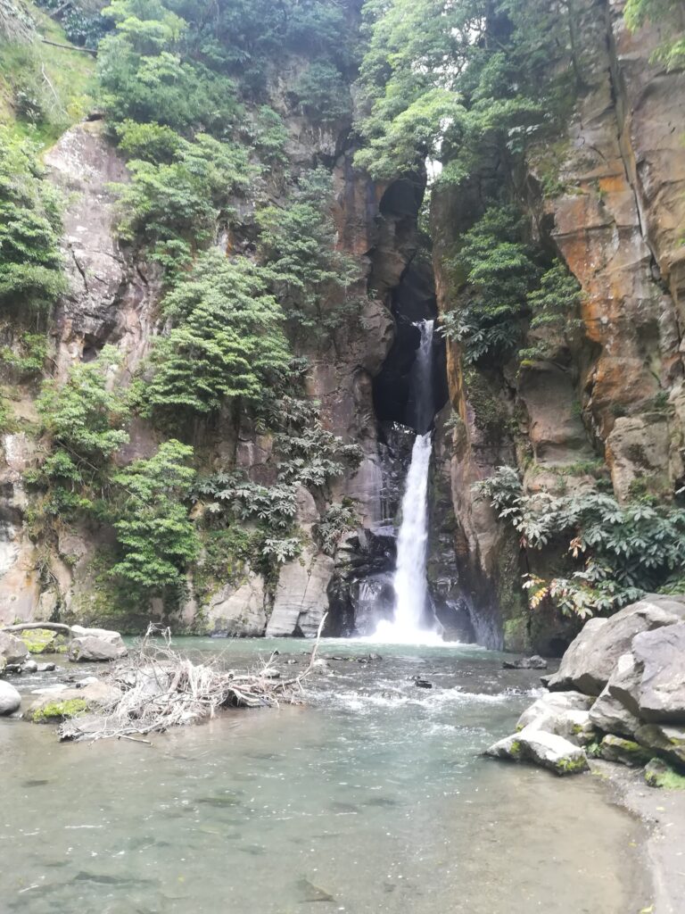 Waterfall emptying in a lake surrounded by mountains