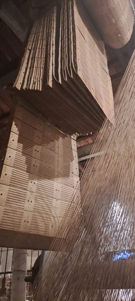 Hanging loom with patterns