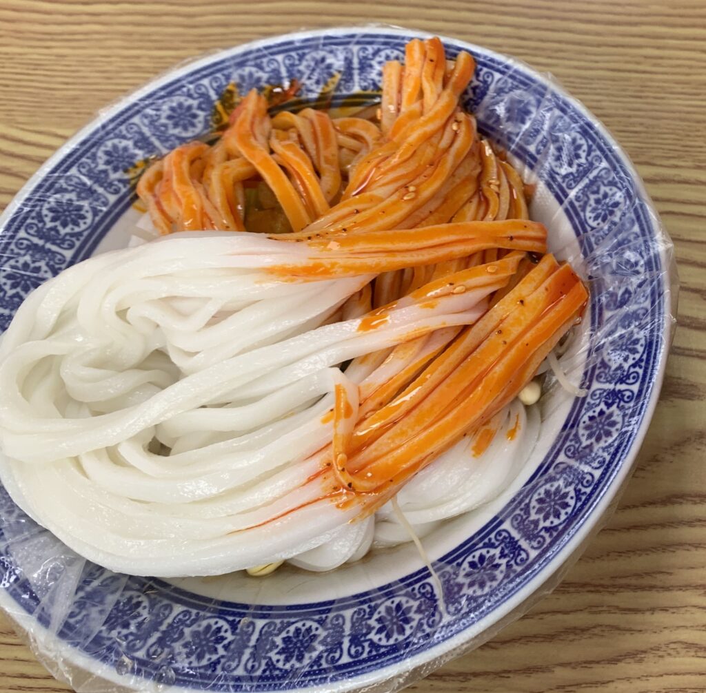 White noodles with half brown coloured