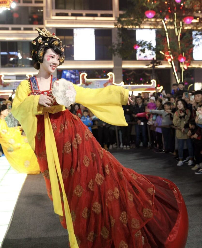 A woman dressed in traditional Chinese clothing
