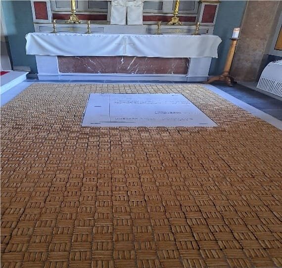 Designed floor shapes in wood in front of an altar
