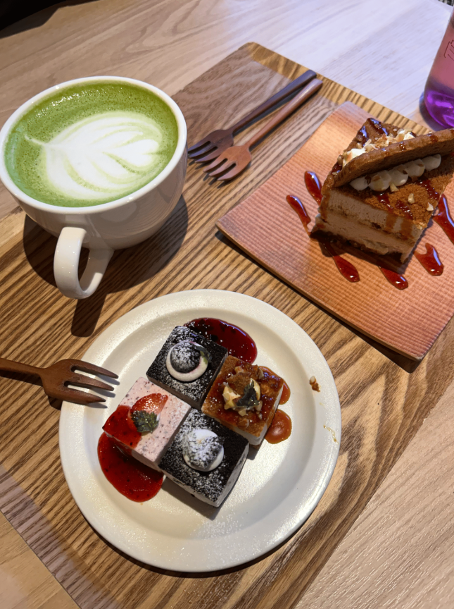 Tea and 4 pieces of dessert