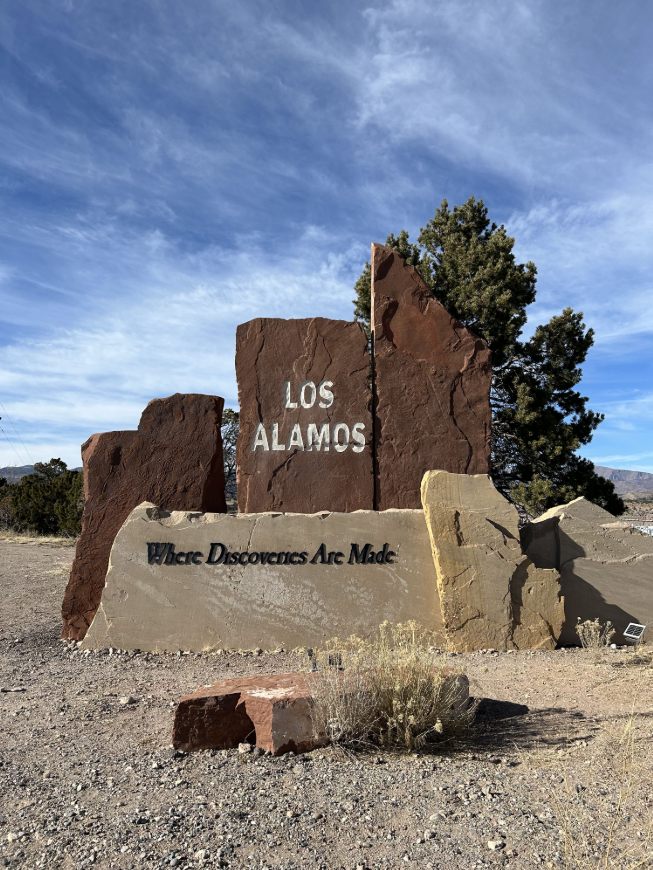 Cut rocks stacked to form a monument with a slogan saying Los Alamos - Where Discoveries are Made.